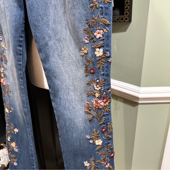 Driftwood “Kelly” Embroidered Bootcut Jeans – Size 8 – Inseam 31 - Picture 6 of 12